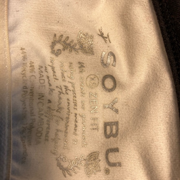 Athletisure top with built in shelf bra - Picture 2 of 5